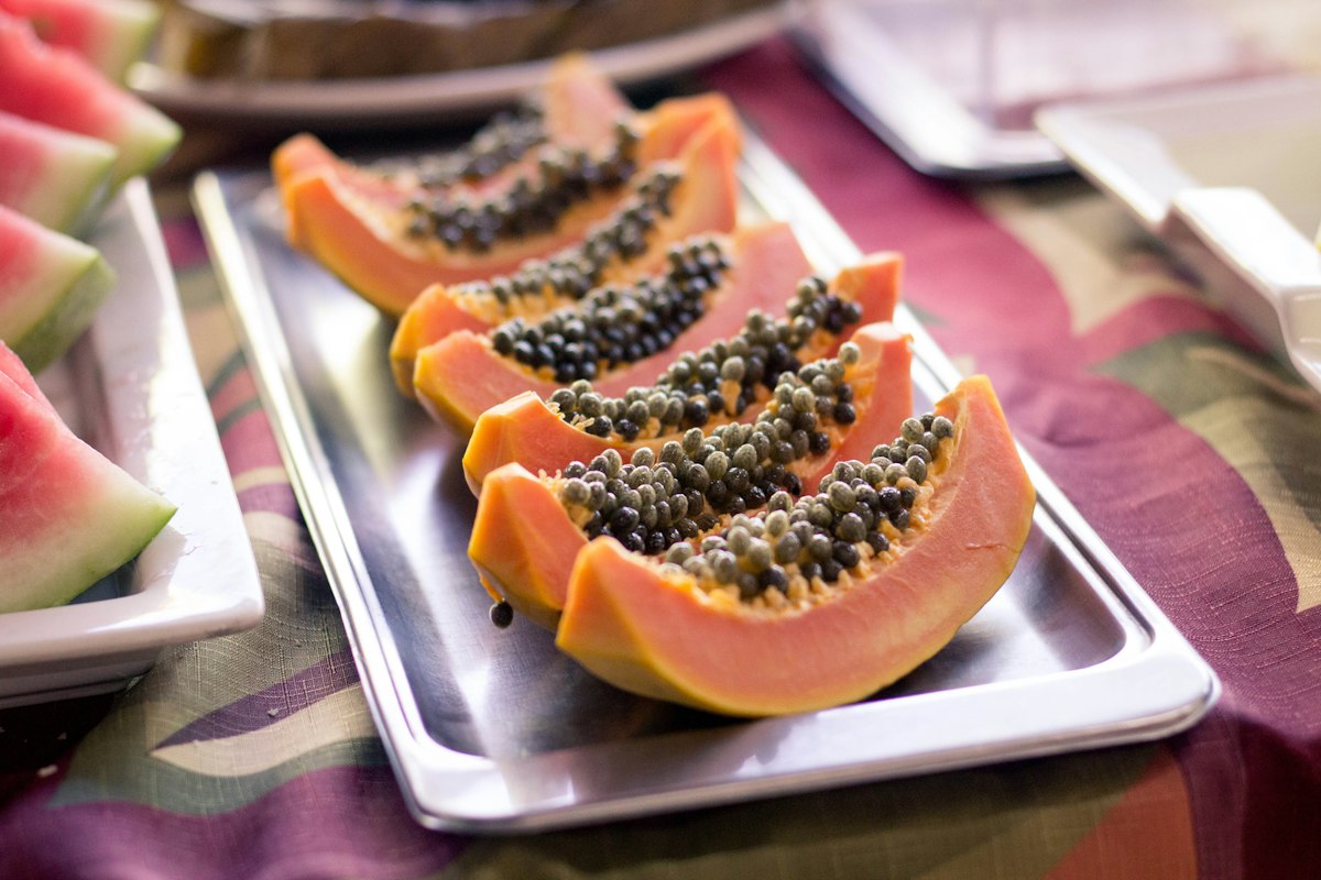 Proceso de preparación de semillas de papaya: extracción, secado, tostado y molido